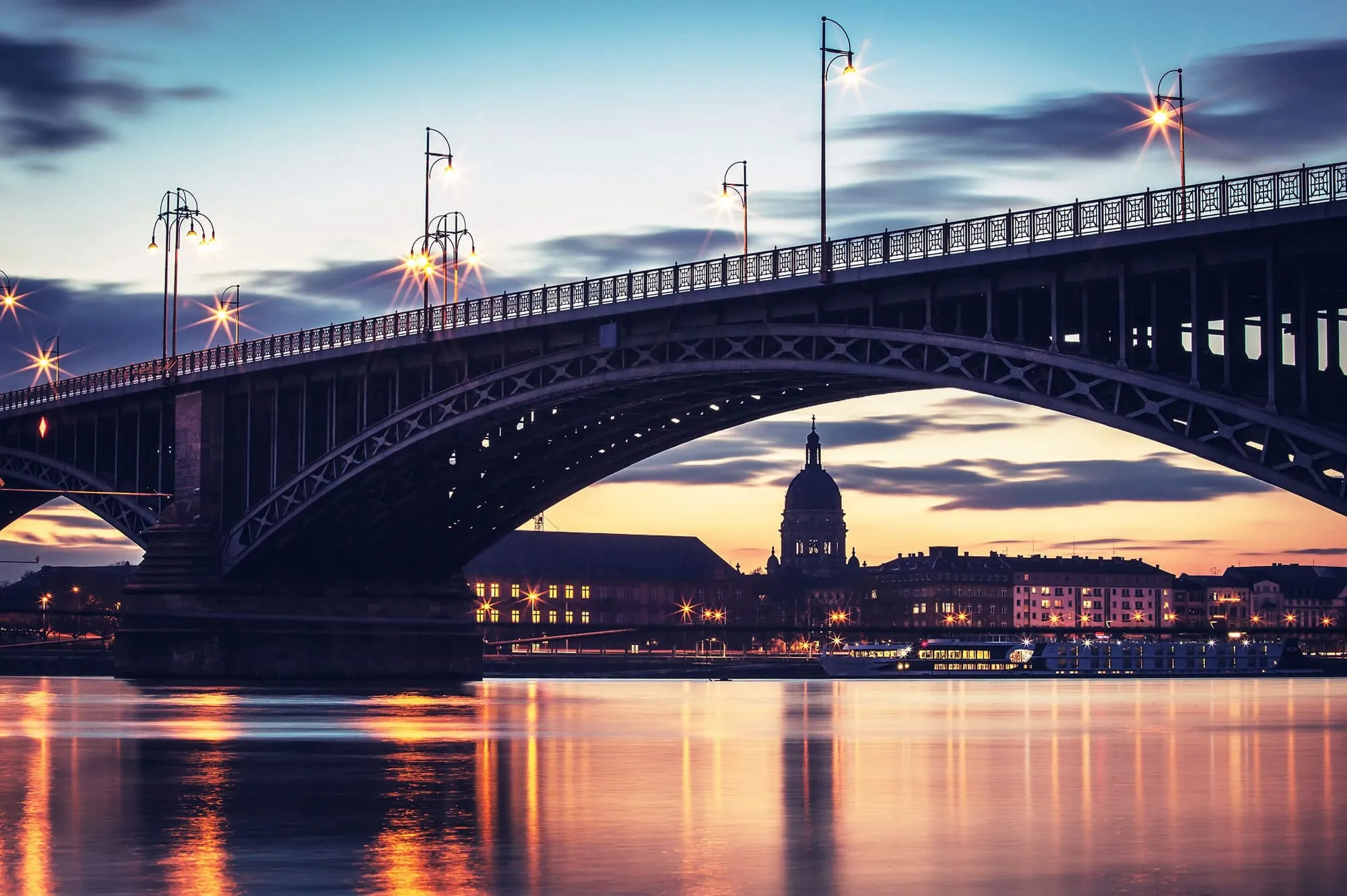 Theodor-Heuss-Brücke mit Blick auf die Christuskirche in Mainz in der Abenddämmerung